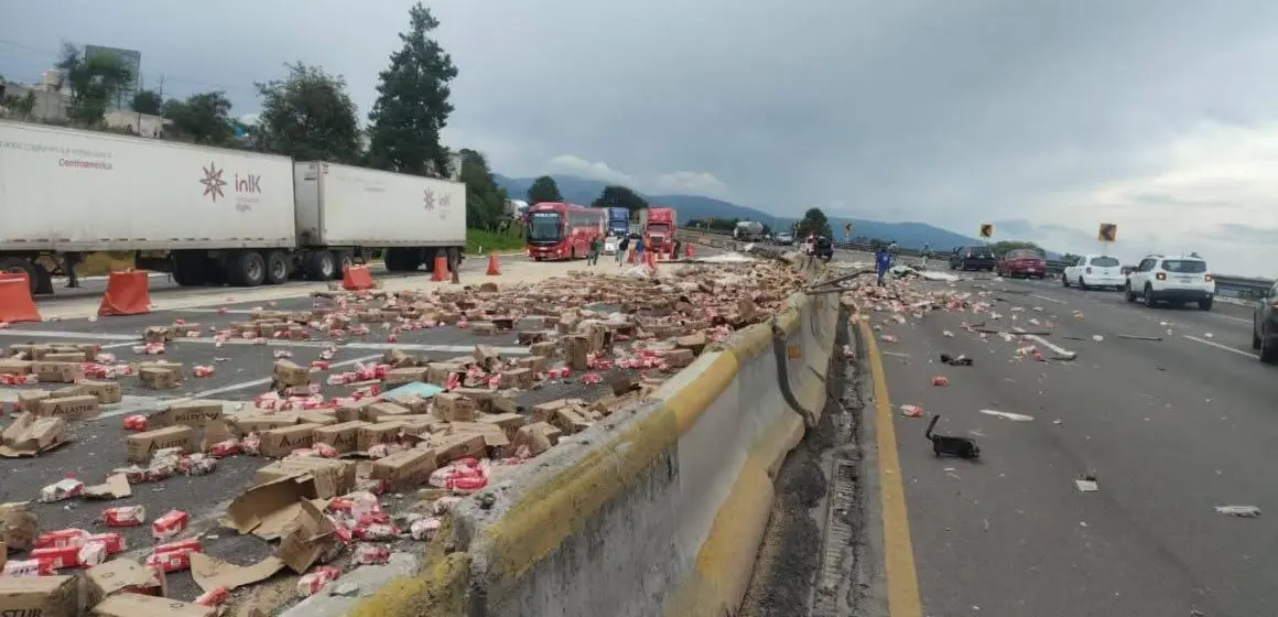 Tragedia en la México-Puebla: Conductor fallece en volcadura de tráiler