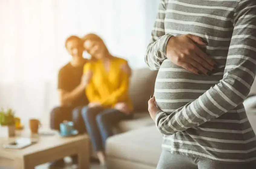 Proponen reforma para legalizar la maternidad subrogada en Puebla con enfoque en derechos humanos