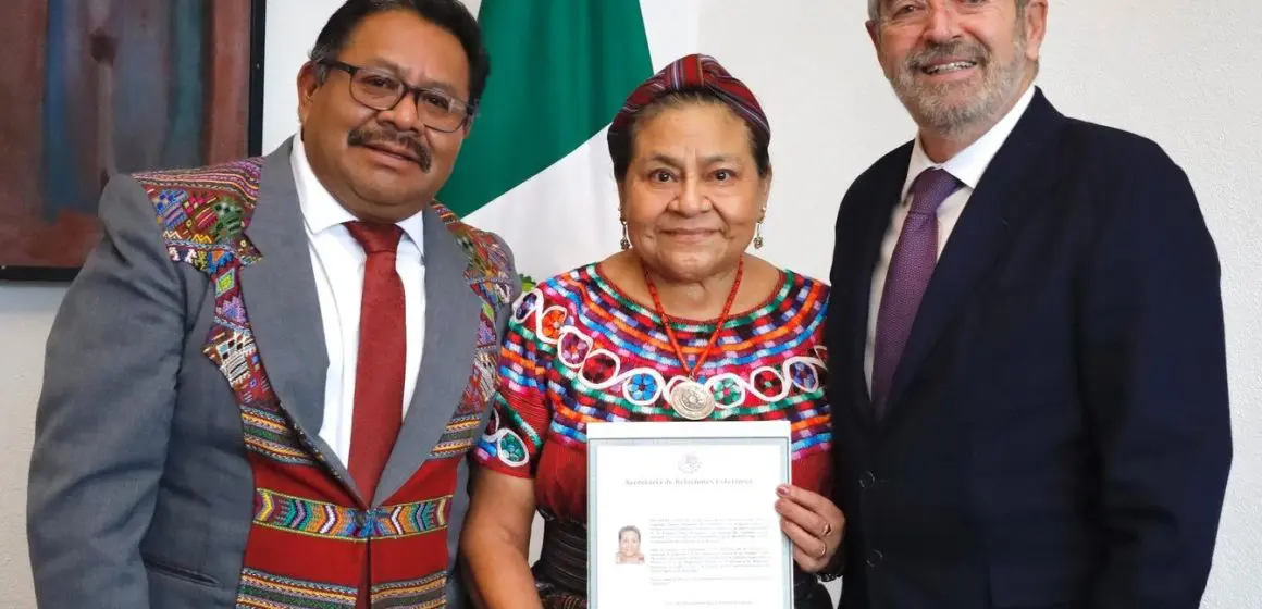 Rigoberta Menchú, Nobel de la Paz, recibe la nacionalidad mexicana