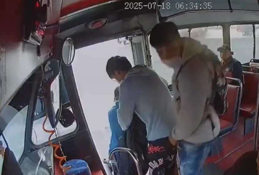 Asalto armado en transporte público de Puebla es captado en video