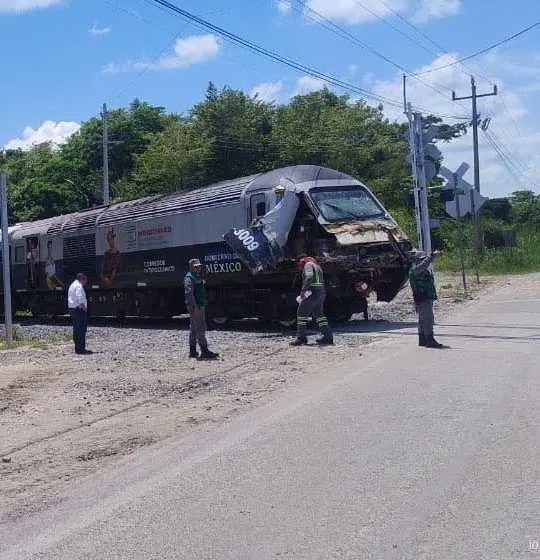 Tren Interoceánico choca contra tráiler en Macuspana, Tabasco; no hay lesionados graves