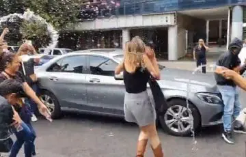 Ximena “N”, “Lady Racista”; es agredida al salir de su audiencia en CDMX