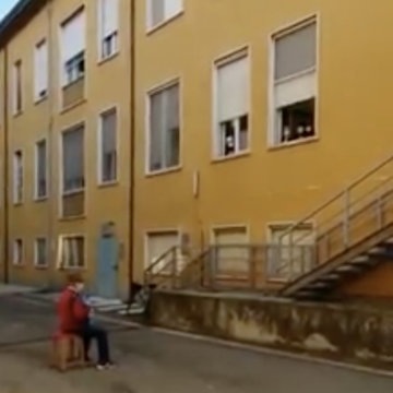 #Viral                                                                                  Esposo de 81 años en Italia no pudo visitar a su esposa enferma en el hospital, y decidió darle una serenata con su acordeón desde la calle