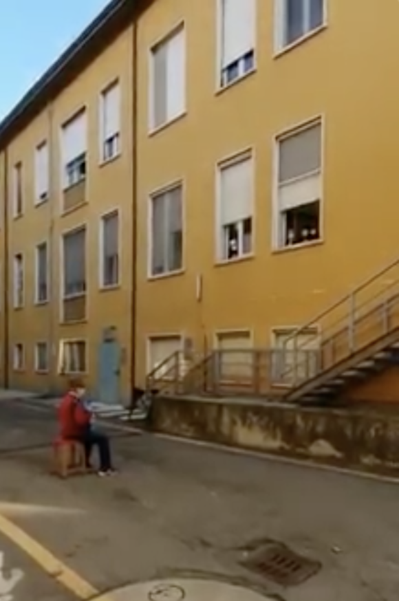 #Viral                                                                                  Esposo de 81 años en Italia no pudo visitar a su esposa enferma en el hospital, y decidió darle una serenata con su acordeón desde la calle