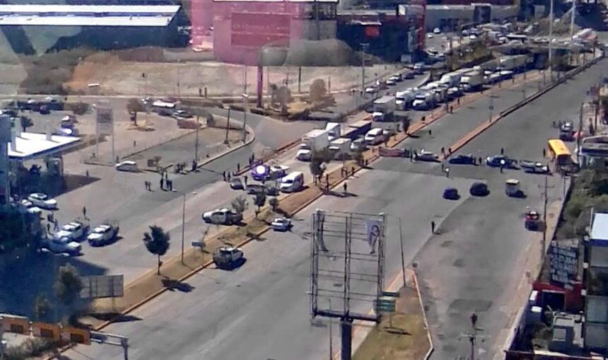 Campesinos bloquean vía Atlixcayotl