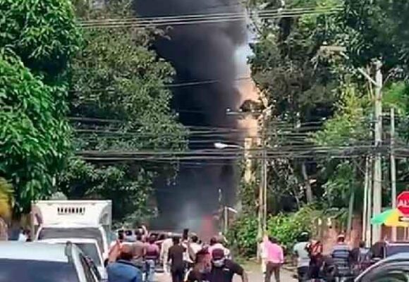 Se desploma avioneta con ayuda humanitaria en la capital de Guatemala. El piloto murió.