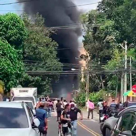 Se desploma avioneta con ayuda humanitaria en la capital de Guatemala. El piloto murió.