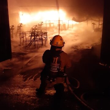 Incendio en bodega en Bosques de Santa Anita