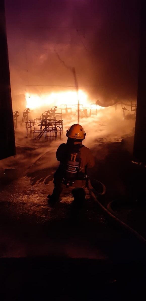 Incendio en bodega en Bosques de Santa Anita