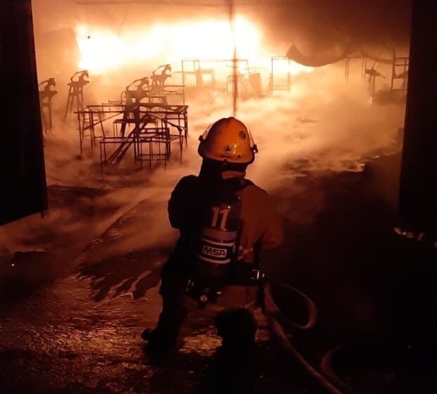 Incendio en bodega en Bosques de Santa Anita