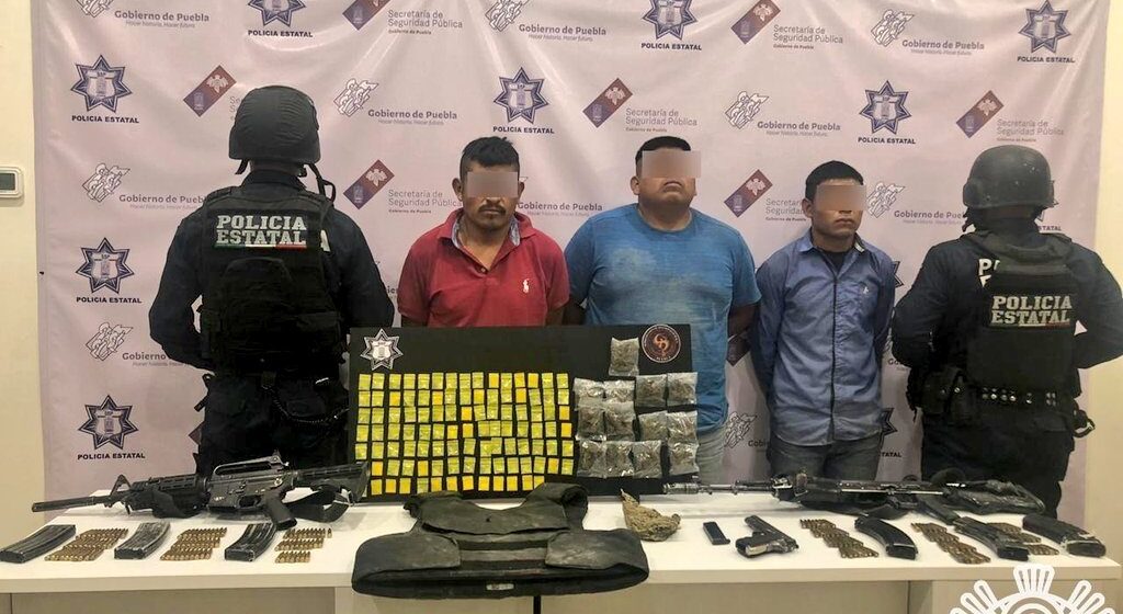 Detiene Policía Estatal a presunto líder delincuencial en Tlacotepec de Benito Juárez, aseguran rifles de asalto y vehículos robados
