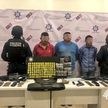 Detiene Policía Estatal a presunto líder delincuencial en Tlacotepec de Benito Juárez, aseguran rifles de asalto y vehículos robados