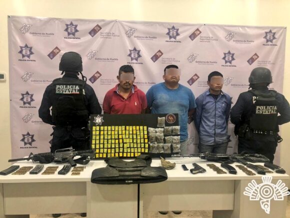 Detiene Policía Estatal a presunto líder delincuencial en Tlacotepec de Benito Juárez, aseguran rifles de asalto y vehículos robados