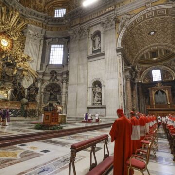 Papa pide no caer en la mediocridad ni buscar “padrinos”