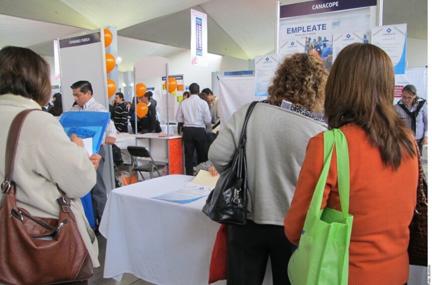 En Puebla, los sectores con mayor generación de empleo con seguridad social en octubre fueron comercio y las industrias de la construcción y transformación.