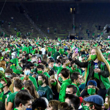 Estudiantes de Notre Dame asisten a masivo evento deportivo en medio de la pandemia de #COVID19.