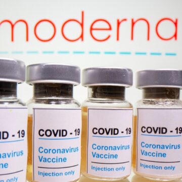 Moderna pide autorización para aplicar cuarta dosis de vacuna en