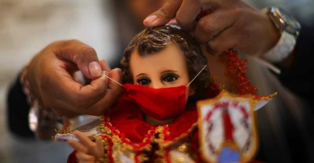 Ante pandemia de COVID-19, visten al Niño Dios con careta y cubrebocas.