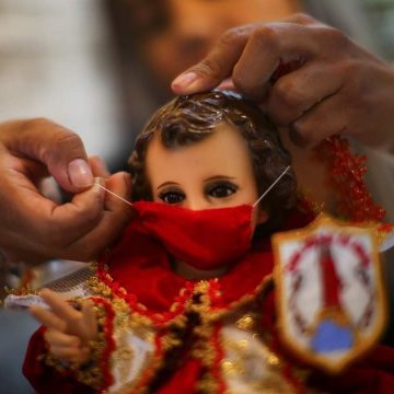 Ante pandemia de COVID-19, visten al Niño Dios con careta y cubrebocas.