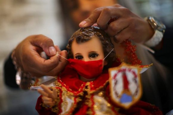 Ante pandemia de COVID-19, visten al Niño Dios con careta y cubrebocas.