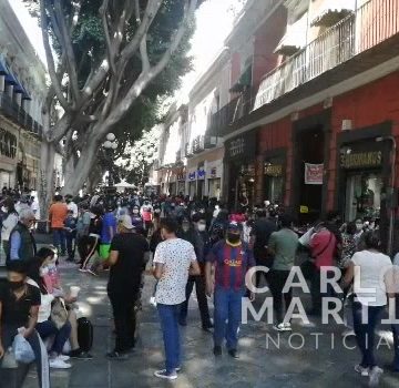 (VIDEO) Llenan poblanos corredores 5 de Mayo pese a incremento de casos de Covid-19