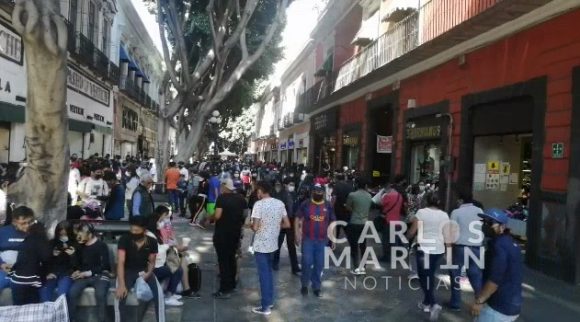 (VIDEO) Llenan poblanos corredores 5 de Mayo pese a incremento de casos de Covid-19