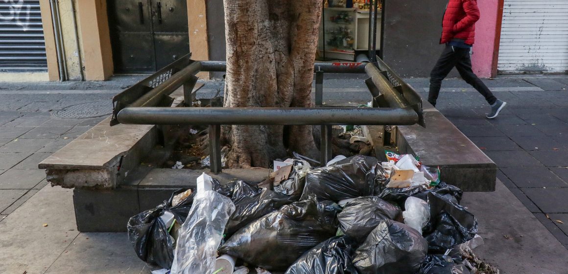 (VIDEO) Llenos de basura lucen los contenedores del Corredor 5 de Mayo.