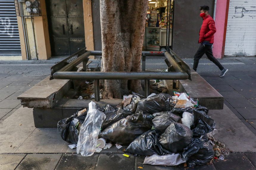 5-de-mayo-basura-447003 (VIDEO) Llenos de basura lucen los contenedores del Corredor 5 de Mayo.