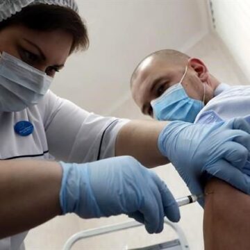 Inicia vacunación contra COVID-19 en Moscú