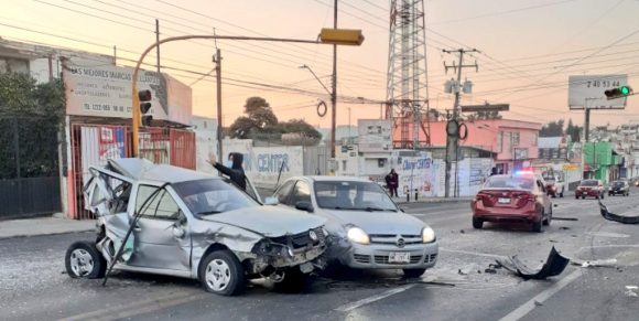 (FOTOS) Tres lesionados dejó aparatoso choque en la 16 de Septiembre