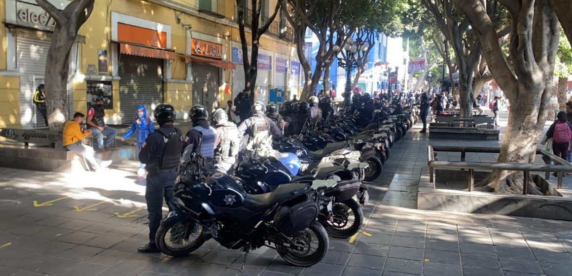 (FOTOS) Riesgo de enfrentamiento entre ambulantes y policías en el centro