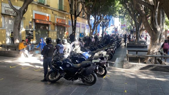 (FOTOS) Riesgo de enfrentamiento entre ambulantes y policías en el centro