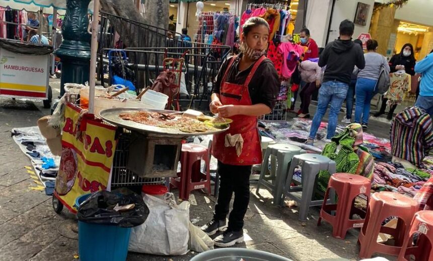 Continúa desbordado el ambulantaje en el centro de Puebla