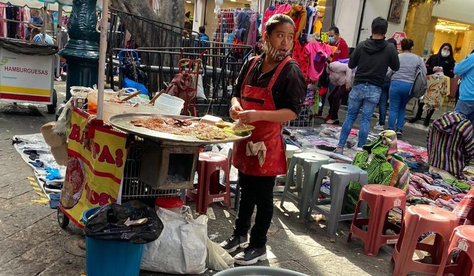 Continúa desbordado el ambulantaje en el centro de Puebla