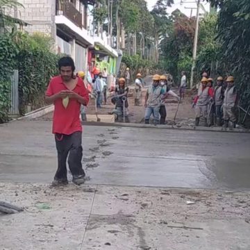 Pasea por la calle que acababan de pavimentar (VIDEO)