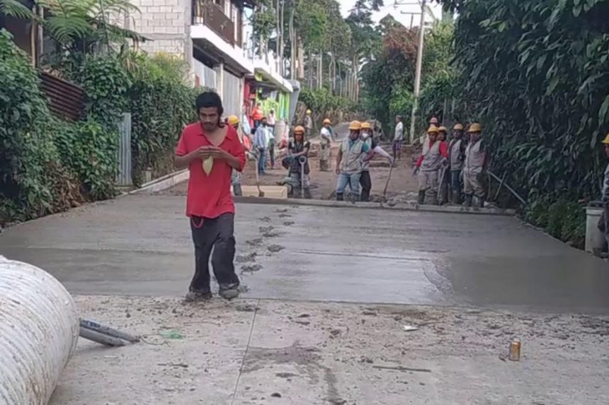 Pasea por la calle que acababan de pavimentar (VIDEO)