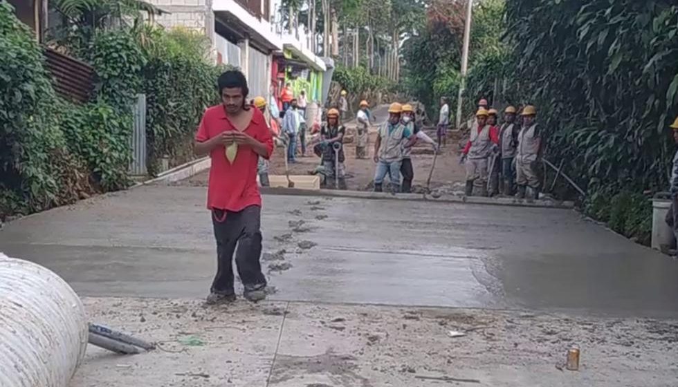 Pasea por la calle que acababan de pavimentar (VIDEO)