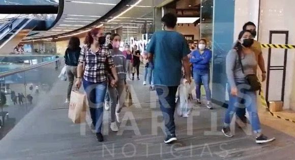 (VIDEO) Realizan poblanos compras de pánico