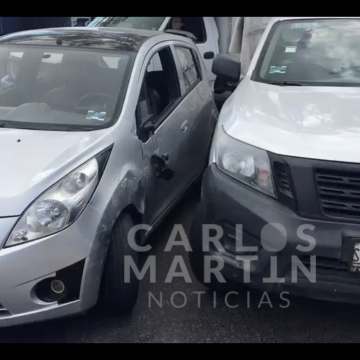(VIDEO) Choque entre dos autos particulares