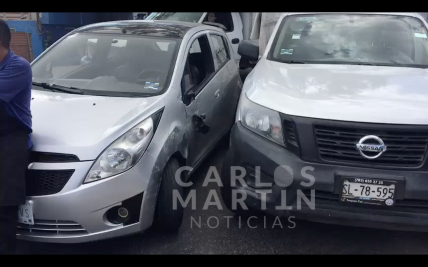 (VIDEO) Choque entre dos autos particulares