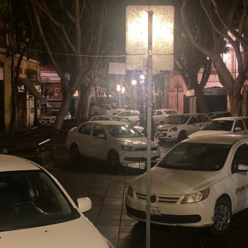 (FOTOS) Con vehículos oficiales Ayuntamiento de Puebla bloquea el centro contra ambulantes