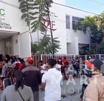 (VIDEO) Sin sana distancia entregan despensas en Acatlán de Osorio