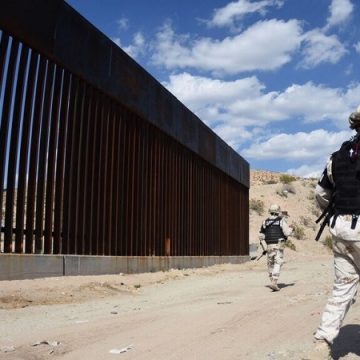 Mexicanos armados cuidan el muro de Trump revela NYT