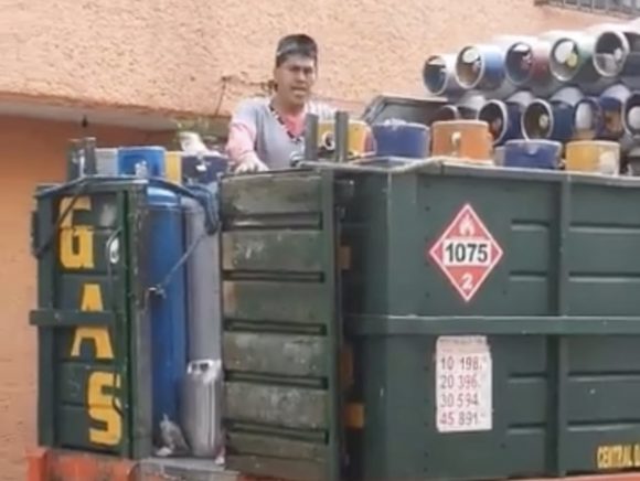 #Viral Repartidor de gas cantando villancicos (VIDEO)