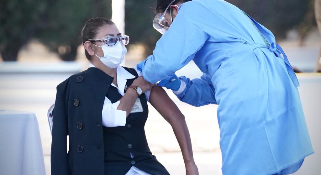 Inicia vacunación contra COVID en México