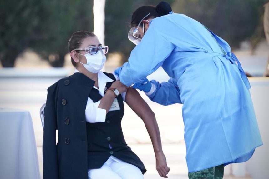 FOTO 4 Inicia vacunación contra COVID en México