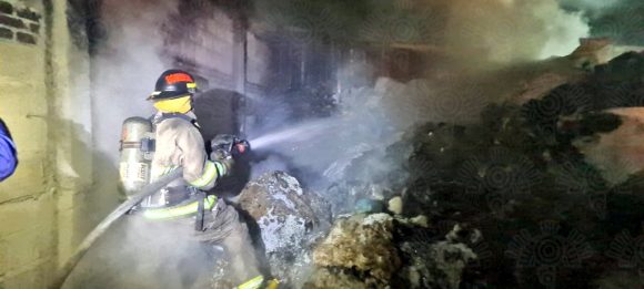 Arde recicladora de Huejotzingo, Bomberos atiende el siniestro