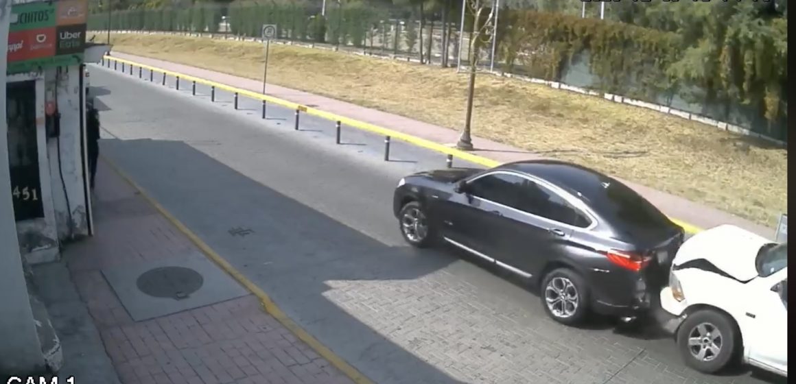 Choca su BMW contra la policía para poder darse a la fuga (VIDEO)