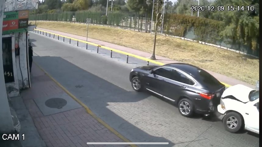 Choca su BMW contra la policía para poder darse a la fuga (VIDEO)