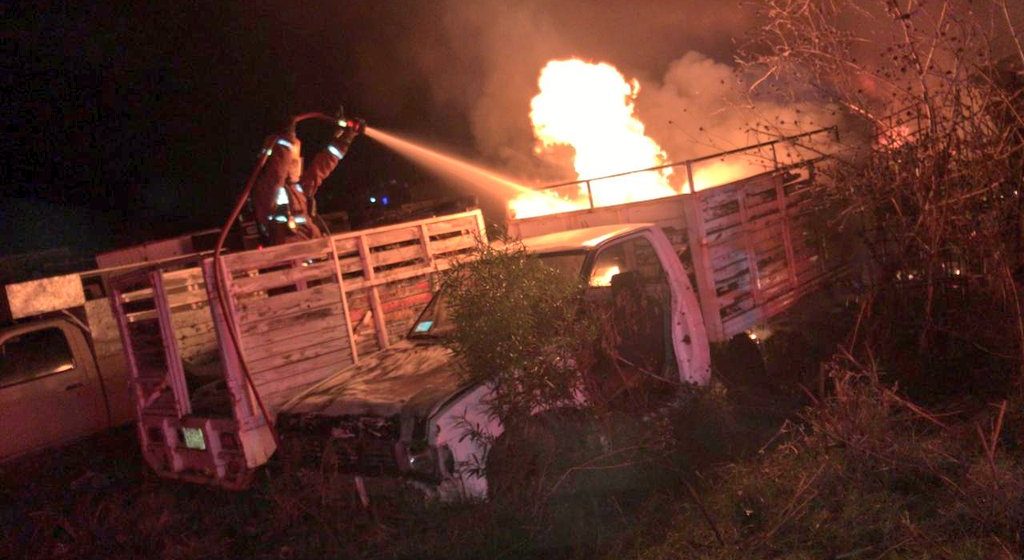 (FOTOS) Se queman 12 vehículos en un corralón de Puebla